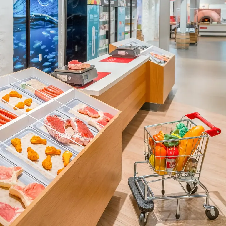 أطفال يلعبون في قاعة السوق «Food & Family» في متحف «Please Touch»