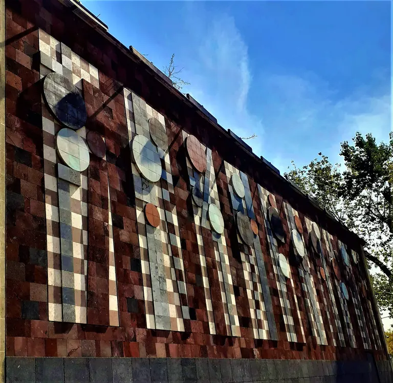 La fresque de pierre de Vicente Rojo, Jardín urbano, sur la façade donnant sur Reforma du Museo Kaluz