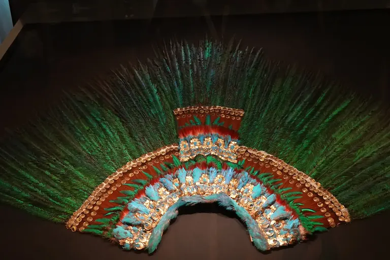 غطاء الرأس المصنوع من ريش الكيتزال والمنسوب إلى Moctezuma II، معروض في Weltmuseum Wien