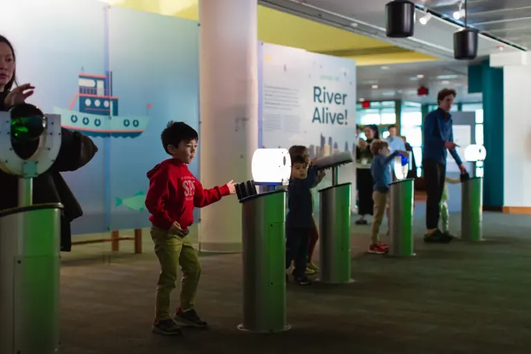 Des enfants explorent la galerie interactive River Alive!