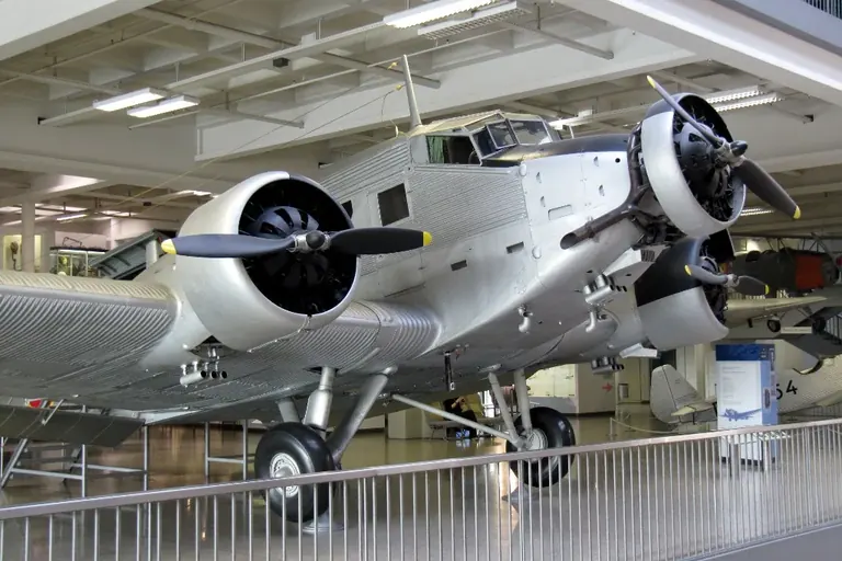 طائرة Junkers Ju 52 معروضة في قاعة الطيران في Deutsches Museum