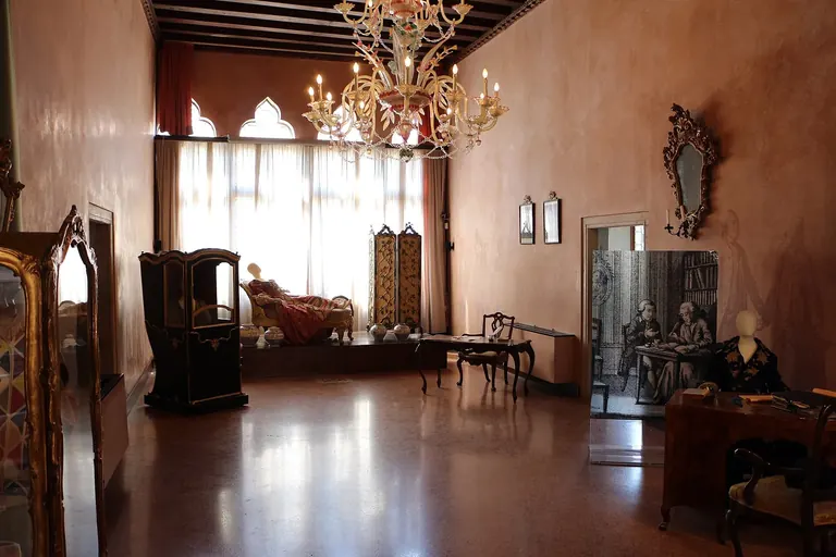 غرفة تاريخية بأثاث من القرن الثامن عشر في Casa di Carlo Goldoni