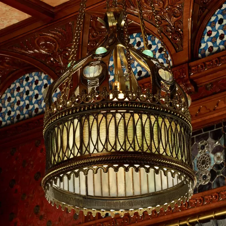 ثريا تذكارية على الطراز القوطي من تصميم Tiffany Studios في غرفة التدخين