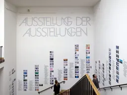 Installation de l’exposition Exhibition of Exhibitions dans l’escalier du Haus der Kunst