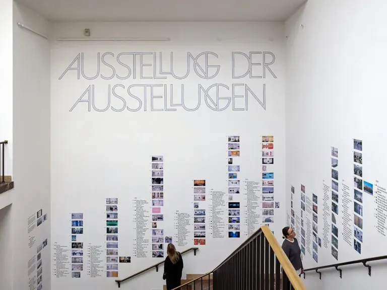 Installation de l’exposition Exhibition of Exhibitions dans l’escalier du Haus der Kunst