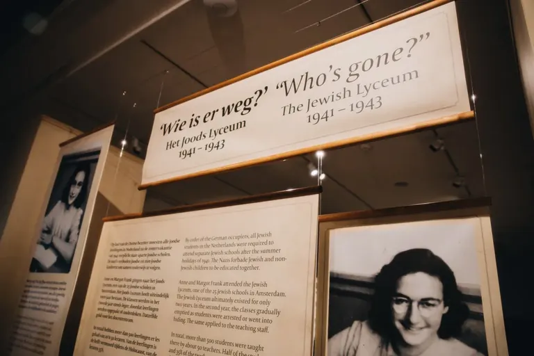 Άποψη της έκθεσης 'Who's gone?' για το εβραϊκό Λύκειο, στο Anne Frank House
