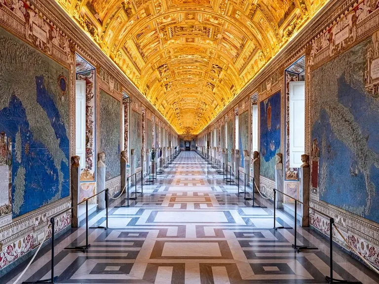 Le corridor orné de fresques de la Galerie des cartes géographiques, dans les musées du Vatican