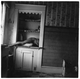 Cópias em gelatina e prata de Francesca Woodman: «Legs» (1976) e «Easter» (1976)