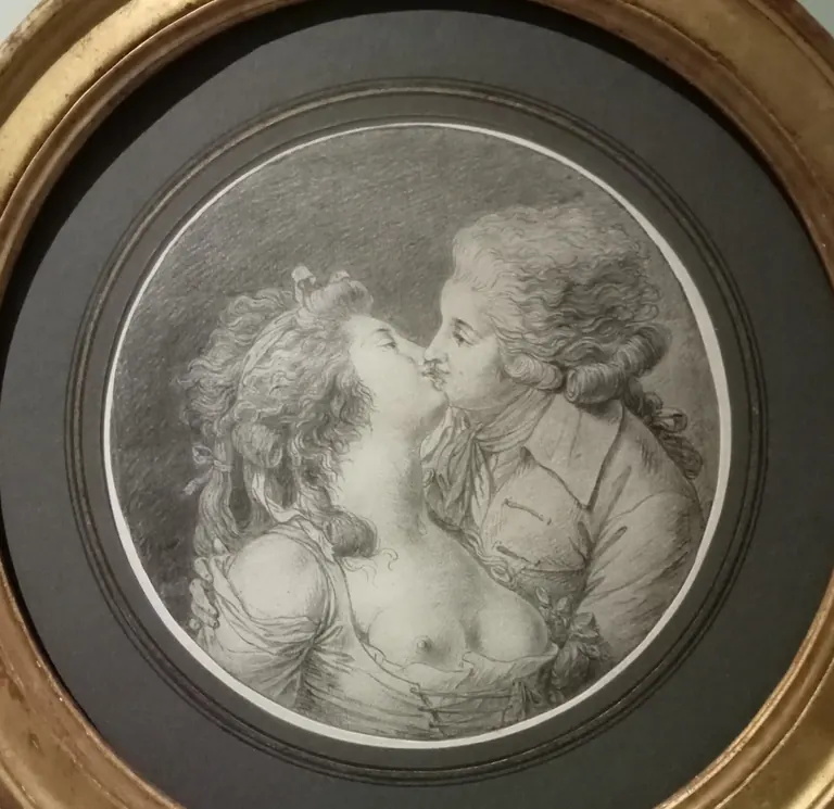 «القبلة»، نقش بارز لأندريه بوجوس ضمن مجموعة المنحوتات في Musée Cognacq-Jay