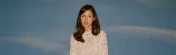 Bannière de l’exposition Olivia Rodrigo: note by note