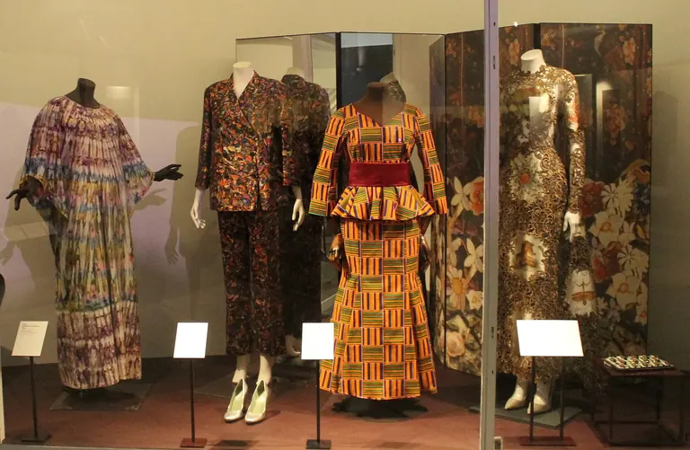 Una vitrina de vidre amb vestits i conjunts històrics a la Fashion Gallery del Victoria and Albert Museum