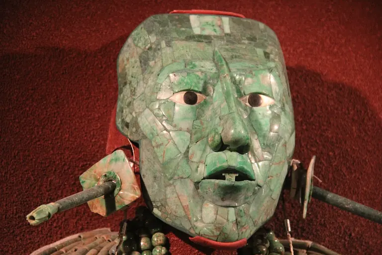 Maschera funeraria in giada di K'inich Janaab' Pakal
