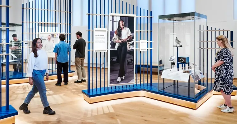 Science Museumeko Engineers galerian erakusketa ikusten ari diren bisitariak