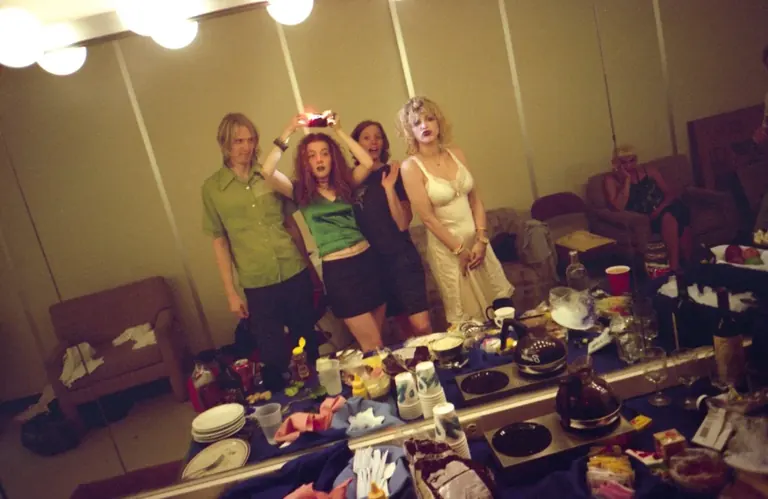 Melissa Auf der Maur, autoportrait dans un miroir avec Hole, en coulisses de Lollapalooza, États-Unis, 1995