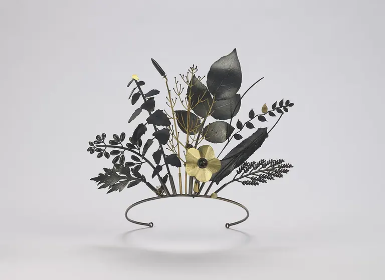 Jan Yager, Tiara of Useful Knowledge, from the series City Flora: The Philadelphia Series, 2006, 18- and 14-karat gold, oxidised sterling silver and quartz pebble