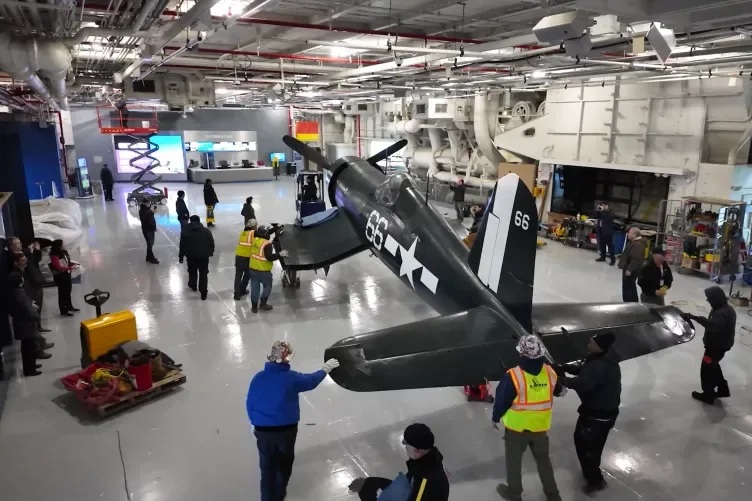 قاذفة مقاتلة من طراز FG-1D Corsair، رُممت بعد الحرب العالمية الثانية، في المعرض الدائم الجديد بمتحف Intrepid
