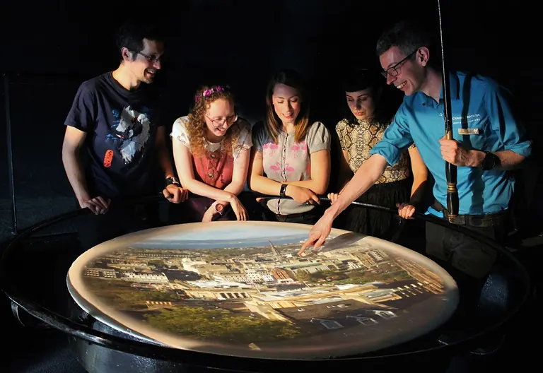 L’espectacle en directe de Camera Obscura, que projecta una panoràmica d’Edimburg sobre un plat blanc