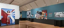 Salle ornée de grandes fresques de Wonder Woman et Superman, dans l’exposition Inventing America