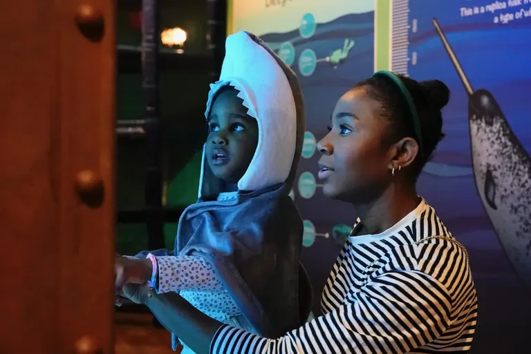 Un infant explora l’exposició immersiva d’aventures submarines Voyage to the Deep