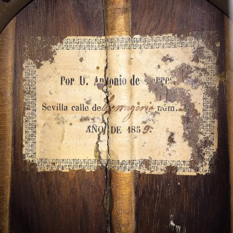 Maker's label inside an Antonio de Torres guitar, Museu de la Música de Barcelona
