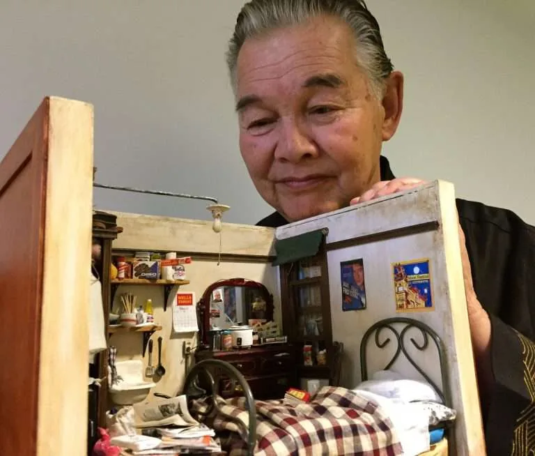 Frank Wong auprès de l’une de ses maquettes de Chinatown
