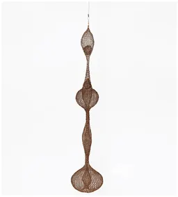Sculpture suspendue de Ruth Asawa, faite de fils de cuivre entrelacés formant des volumes lobés, vers 1968