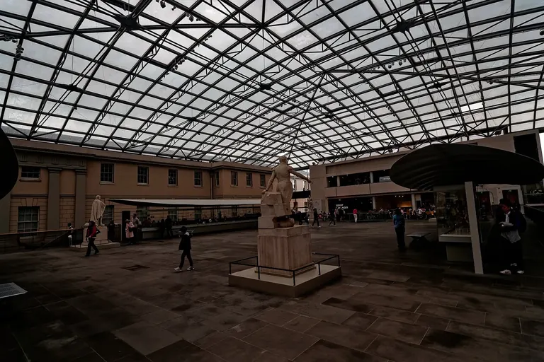Interior del National Maritime Museum, a Greenwich, amb l’atri Neptune Court
