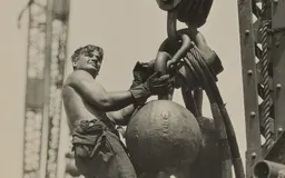 Fotografía de Lewis Hine de un trabajador montado en una bola de demolición, muy por encima de la ciudad