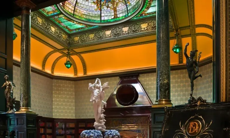 قاعة Nickerson Mansion ذات القبة المزينة بالزجاج المعشّق