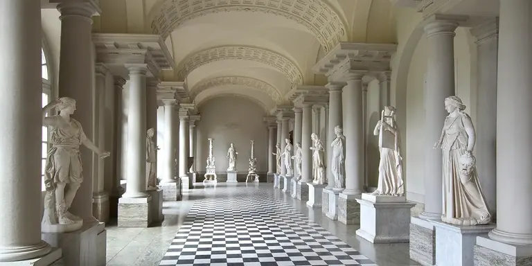 Escultures clàssiques a la Galeria de la Pedra Gran del Museu d’Antiguitats de Gustav III