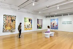 Un quilt de la série Elegy Quilts de Jesse Krimes, au The Fabric Workshop and Museum