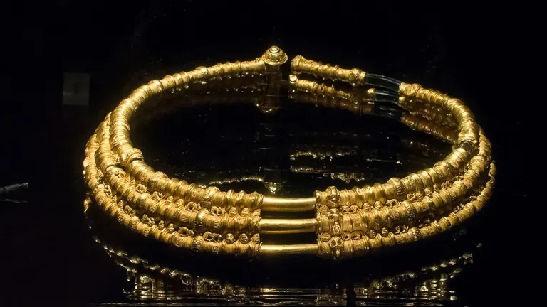 Collier en or de la période des migrations dans la salle de l’Or