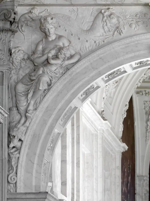 Suelo de mármol y relieves en el interior de la Sala de los Ciudadanos del Royal Palace Amsterdam
