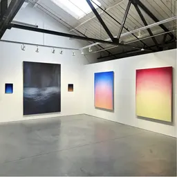 Les peintures aux dégradés de ciel d’Alex Weinstein, installées à Nancy Toomey Fine Art