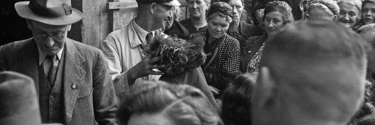 صورة فوتوغرافية تاريخية تعود إلى عام 1942، استُخدمت في معرض «الهولوكوست – ماذا كان الألمان يعرفون؟» (أرشيف الصور التابع لمركز Medienzentrum Hanau)