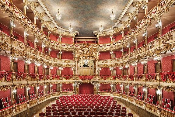 الداخل في مسرح Cuvilliés Theatre ذي الطراز الروكوكو، في Munich Residenz