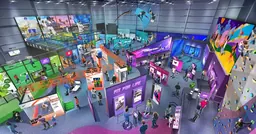 Vue aérienne en perspective de la galerie GAME ON!, avec une cage de frappe, un terrain de football, un mur d’escalade et des installations consacrées aux sciences du sport