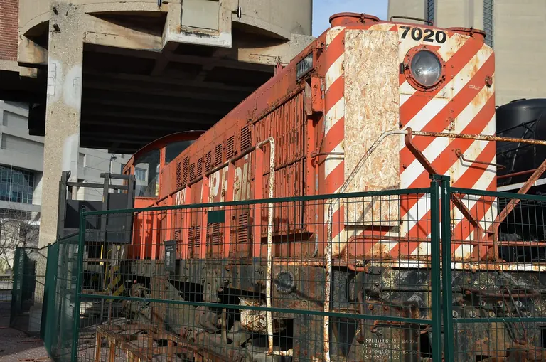 Locomotora diésel 7020 de CP bajo la torre de carbón del Toronto Railway Museum