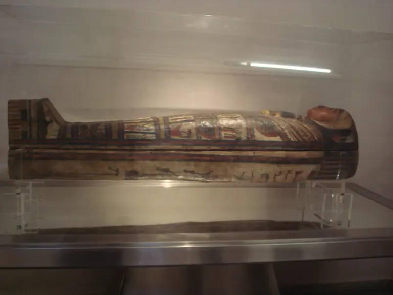Sarcophage de Tetet dans la collection égyptienne du Castello Sforzesco