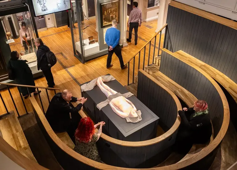 خزائن العرض في قاعة تاريخ الجراحة في Surgeons' Hall Museums