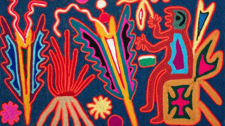 在“Between Worlds/Entre Mundos”展览中展出的 Wixarika 纱线画