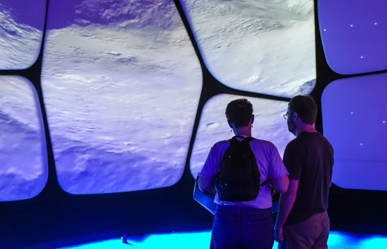 La galeria Universe: A Walk Through Space and Time a l’Adler Planetarium