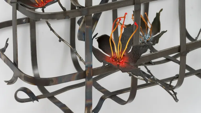 Détail de la sculpture en ferronnerie de Abigail Lucien, To Unravel a Wrought