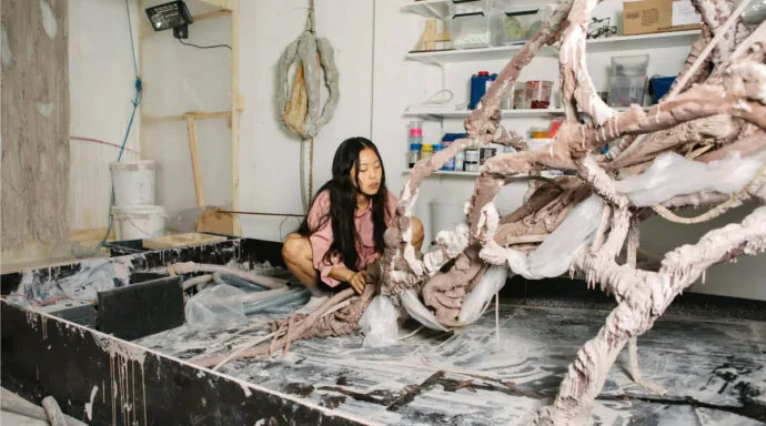 Installation sculpturale de Mire Lee, composée de silicone, d’acier et de pièces mobiles