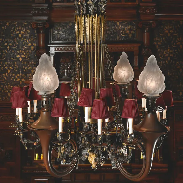 ثريا من أربعة وعشرين مصباحًا من صنع Herter Brothers في غرفة الطعام بمتحف Driehaus