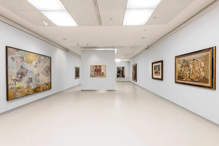 Vue de l'installation dans la galerie Controverse modernità