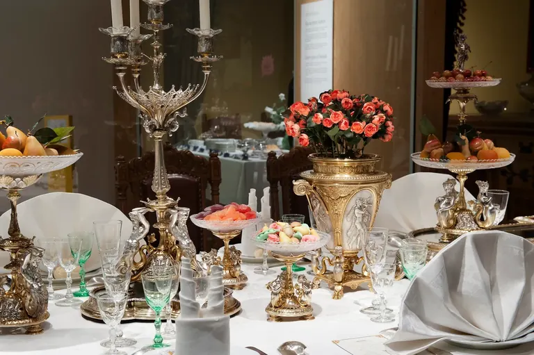 Detall d’una taula parada d’època a l’exposició Table Settings