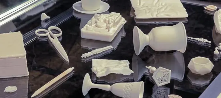 Répliques blanches en résine d’objets du quotidien, issues de What We Carry de Jenny Yurshansky