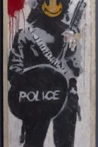 Obra de Banksy al Moco Museum: un agent antidisturbis amb una cara somrient groga