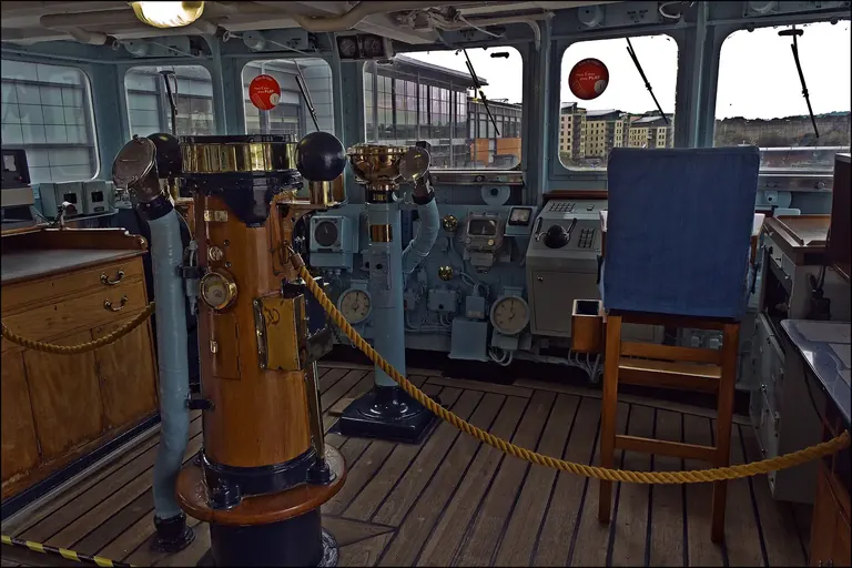 El pont del Royal Yacht Britannia, amb el timó i els instruments